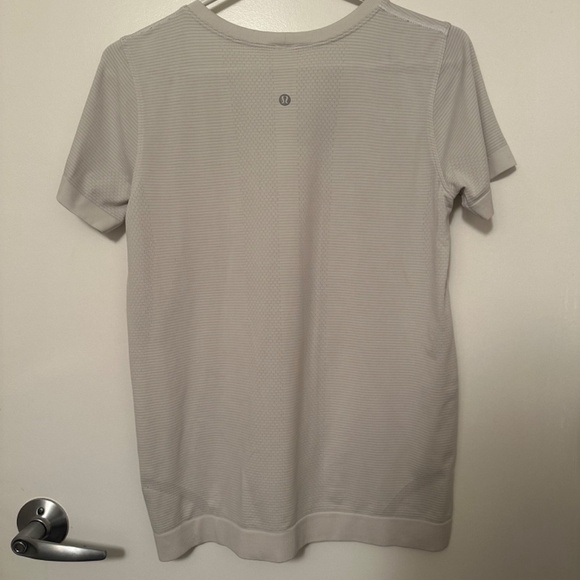 Lululemon Swiftly Tech Short Sleeve (Breeze) *Relaxed Fit in White / Whi… - Picture 7 of 7